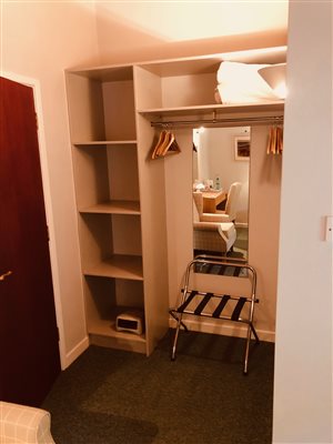 Room 3 open shelves hanging space long mirror luggage rack